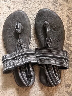 Sanuk Black and Gray Striped Toe-Loop Sandals